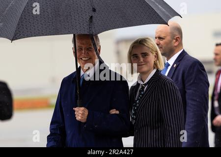 LE président AMÉRICAIN Joe Biden, et sa petite-fille Maisy Biden, visitent la station aérienne du corps des Marines Iwakuni, dans l'ouest du Japon, jeudi, 18 mai 2023, Rencontrer les Marines, les marins et les membres de la Force d'autodéfense maritime du Japon avant de partir pour le Sommet de G7 à Hiroshima. Les membres des G7 - Etats-Unis, Canada, France, Allemagne, Japon, Le Royaume-Uni et l'Italie se réunissent dans la ville japonaise d'Hiroshima jeudi pour un sommet annuel. Les discussions des dirigeants se concentreront sur la guerre de la Russie contre l'Ukraine, la puissance et l'influence croissantes de la Chine, le désarmement nucléaire, l'intelligence artificielle, le changement climatique et l'econome Banque D'Images