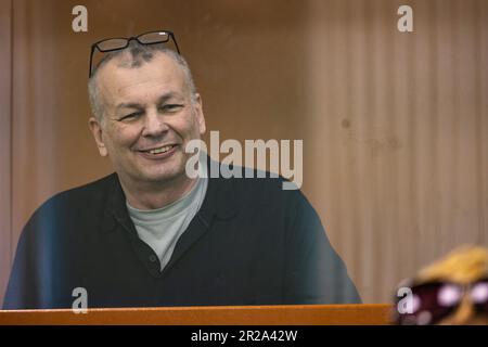 Le militant de l'opposition russe Mikhail Kriger dans une cage de verre pendant son processus dans un tribunal militaire de Moscou. Kriger a été condamné à sept ans de prison dans une colonie, pour avoir prétendument approuvé une activité terroriste et demandé la pendaison du président russe Vladimir Poutine. Le procureur avait demandé neuf ans. Krige, d'origine ukrainienne, est active dans la politique russe depuis plus de trente ans. Banque D'Images