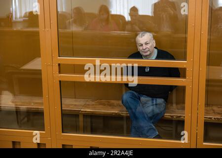 Le militant de l'opposition russe Mikhail Kriger assis dans une cage de verre pendant son processus dans un tribunal militaire de Moscou. Kriger a été condamné à sept ans de prison dans une colonie, pour avoir prétendument approuvé une activité terroriste et demandé la pendaison du président russe Vladimir Poutine. Le procureur avait demandé neuf ans. Krige, d'origine ukrainienne, est active dans la politique russe depuis plus de trente ans. Banque D'Images