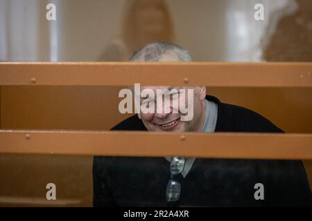 Le militant de l'opposition russe Mikhail Kriger assis dans une cage de verre pendant son processus dans un tribunal militaire de Moscou. Kriger a été condamné à sept ans de prison dans une colonie, pour avoir prétendument approuvé une activité terroriste et demandé la pendaison du président russe Vladimir Poutine. Le procureur avait demandé neuf ans. Krige, d'origine ukrainienne, est active dans la politique russe depuis plus de trente ans. Banque D'Images