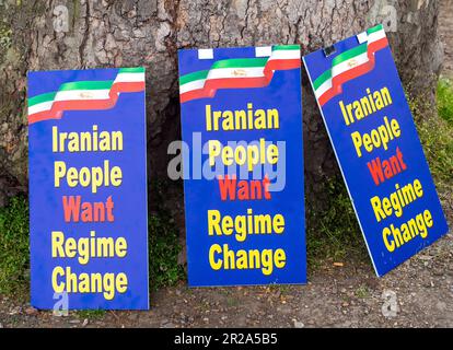 Whitehall, Londres, Royaume-Uni. 17th mai 2023. Une manifestation pour arrêter l'exécution en Iran a eu lieu aujourd'hui en face de Downing Street à Londres. Les manifestants appellent les États membres des Nations Unies, y compris le Royaume-Uni, à aider à changer le régime iranien de « dictature religieuse ». Des photos de ceux qui ont été tués en Iran ont été présentées le long d'un tapis rouge. Credit: DLeLife/Alamy Live News Banque D'Images