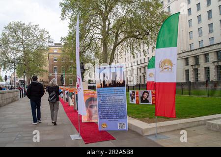 Whitehall, Londres, Royaume-Uni. 17th mai 2023. Une manifestation pour arrêter l'exécution en Iran a eu lieu aujourd'hui en face de Downing Street à Londres. Les manifestants appellent les États membres des Nations Unies, y compris le Royaume-Uni, à aider à changer le régime iranien de « dictature religieuse ». Des photos de ceux qui ont été tués en Iran ont été présentées le long d'un tapis rouge. Credit: DLeLife/Alamy Live News Banque D'Images