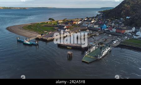 Rivière Suir, Irlande - vue aérienne du passage East Ferry traversant la rivière Suir reliant les villages de passage East in Co Waterford et Ballyhack en C. Banque D'Images