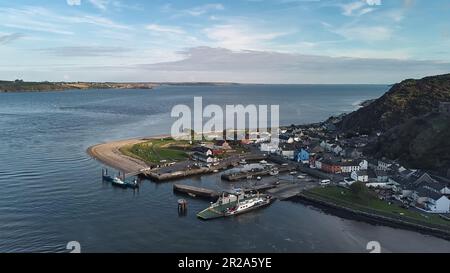 Rivière Suir, Irlande - vue aérienne du passage East Ferry traversant la rivière Suir reliant les villages de passage East in Co Waterford et Ballyhack en C. Banque D'Images