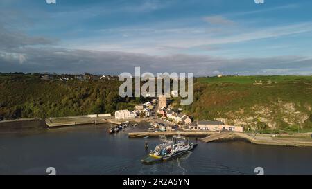 Rivière Suir, Irlande - vue aérienne du passage East Ferry traversant la rivière Suir reliant les villages de passage East in Co Waterford et Ballyhack en C. Banque D'Images