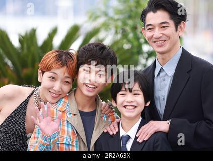 Cannes, France. 18th mai 2023. L'actrice japonaise Ando Sakura, les acteurs japonais Kurokawa Soya, Hiiragi Hinata et Nagayama Eita (de gauche à droite) posent lors d'une séance photo pour le film 'Kaibutsu' (Monster) qui concourra pour la Palme d'Or lors de l'édition 76th du Festival du film de Cannes, dans le sud de la France, au 18 mai 2023. Credit: Gao Jing/Xinhua/Alamy Live News Banque D'Images