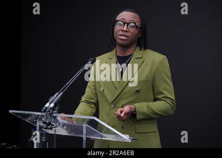 Foday Dumbuya, fondateur et directeur créatif de LABRUM London, lauréat du Queen Elizabeth II Design Award, s'exprime lors d'un événement spécial organisé par le British Fashion Council (BFC) à 180 Studios, Londres. Date de la photo: Jeudi 18 mai 2023. Banque D'Images