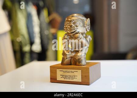 Une statuette présentée par Foday Dumbuya, fondateur et directeur créatif de LABRUM London, lauréat du Queen Elizabeth II Design Award, au Roi Charles III lors d'un événement spécial organisé par le British Fashion Council (BFC) à 180 Studios, Londres. Date de la photo: Jeudi 18 mai 2023. Banque D'Images