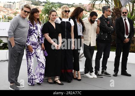 18 mai 2023, Cannes, Côte d'Azur, France : Les membres de la troupe et de l'équipage 'Rosalie', BENOIT MAGIMEL, JULIETTE ARMANET, ANNA BIOLAY, NADIA TERESZKIEWICZ, directrice STÃ‰PHANIE DI GIUSTO, GUILLAUME GOUIX, BENJAMIN BIOLAY et le producteur ALAIN ATTAL assistent à la séance photo de 'Rosalie' lors du Festival annuel du film de Cannes 76th au Palais des Festivals d'image sur 18 mai 2023 à Cannes (France). © Mickael Chavet/ZUMA Press Wire) USAGE ÉDITORIAL SEULEMENT! Non destiné À un usage commercial ! Banque D'Images