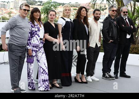 18 mai 2023, Cannes, Côte d'Azur, France : Les membres de la troupe et de l'équipage 'Rosalie', BENOIT MAGIMEL, JULIETTE ARMANET, ANNA BIOLAY, NADIA TERESZKIEWICZ, directrice STÃ‰PHANIE DI GIUSTO, GUILLAUME GOUIX, BENJAMIN BIOLAY et le producteur ALAIN ATTAL assistent à la séance photo de 'Rosalie' lors du Festival annuel du film de Cannes 76th au Palais des Festivals d'image sur 18 mai 2023 à Cannes (France). © Mickael Chavet/ZUMA Press Wire) USAGE ÉDITORIAL SEULEMENT! Non destiné À un usage commercial ! Banque D'Images