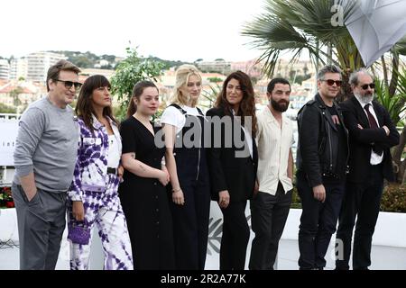 18 mai 2023, Cannes, Côte d'Azur, France : Les membres de la troupe et de l'équipage 'Rosalie', BENOIT MAGIMEL, JULIETTE ARMANET, ANNA BIOLAY, NADIA TERESZKIEWICZ, directrice STÃ‰PHANIE DI GIUSTO, GUILLAUME GOUIX, BENJAMIN BIOLAY et le producteur ALAIN ATTAL assistent à la séance photo de 'Rosalie' lors du Festival annuel du film de Cannes 76th au Palais des Festivals d'image sur 18 mai 2023 à Cannes (France). © Mickael Chavet/ZUMA Press Wire) USAGE ÉDITORIAL SEULEMENT! Non destiné À un usage commercial ! Banque D'Images