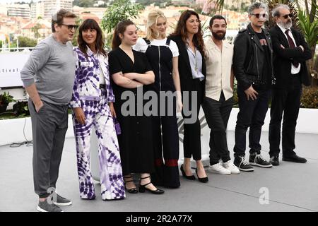 18 mai 2023, Cannes, Côte d'Azur, France : Les membres de la troupe et de l'équipage 'Rosalie', BENOIT MAGIMEL, JULIETTE ARMANET, ANNA BIOLAY, NADIA TERESZKIEWICZ, directrice STÃ‰PHANIE DI GIUSTO, GUILLAUME GOUIX, BENJAMIN BIOLAY et le producteur ALAIN ATTAL assistent à la séance photo de 'Rosalie' lors du Festival annuel du film de Cannes 76th au Palais des Festivals d'image sur 18 mai 2023 à Cannes (France). © Mickael Chavet/ZUMA Press Wire) USAGE ÉDITORIAL SEULEMENT! Non destiné À un usage commercial ! Banque D'Images