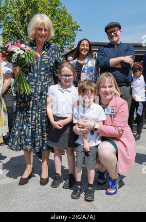 Queen Camilla lance l'initiative Coronation Libraries à l'école primaire de Shirehampton à Shirehampton, Bristol. Camilla a été rejointe par des auteurs d'enfants à l'école pour célébrer les 50 bibliothèques Coronation qui doivent être créées dans tout le Royaume-Uni au cours de l'année prochaine. Date de la photo: Jeudi 18 mai 2023. Banque D'Images