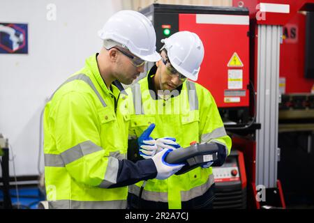 Électriciens travaillant avec des équipements de câble d'alimentation de borne Banque D'Images
