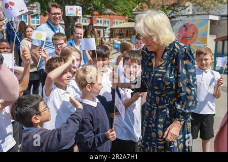 Queen Camilla lance l'initiative Coronation Libraries à l'école primaire de Shirehampton à Shirehampton, Bristol. Camilla a été rejointe par des auteurs d'enfants à l'école pour célébrer les 50 bibliothèques Coronation qui doivent être créées dans tout le Royaume-Uni au cours de l'année prochaine. Date de la photo: Jeudi 18 mai 2023. Banque D'Images