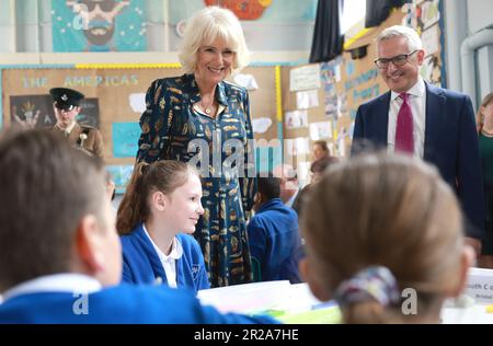 Queen Camilla lance l'initiative Coronation Libraries à l'école primaire de Shirehampton à Shirehampton, Bristol. Camilla a été rejointe par des auteurs d'enfants à l'école pour célébrer les 50 bibliothèques Coronation qui doivent être créées dans tout le Royaume-Uni au cours de l'année prochaine. Date de la photo: Jeudi 18 mai 2023. Banque D'Images