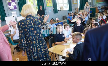 Queen Camilla lance l'initiative Coronation Libraries à l'école primaire de Shirehampton à Shirehampton, Bristol. Camilla a été rejointe par des auteurs d'enfants à l'école pour célébrer les 50 bibliothèques Coronation qui doivent être créées dans tout le Royaume-Uni au cours de l'année prochaine. Date de la photo: Jeudi 18 mai 2023. Banque D'Images