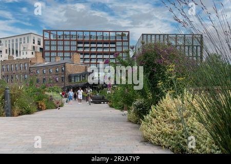 Londres, Angleterre - août 2022 ; vue à angle bas sur la promenade surélevée entre Kings Cross et Granary Square et Gasholder Park Banque D'Images