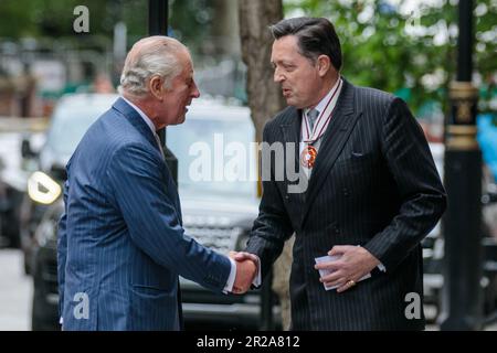 180 Studios, Londres, Royaume-Uni. 18th mai 2023. Le roi Charles est accueilli par Stuart Shilson, sous-lieutenant du Grand Londres, alors qu'il participe à un événement spécial organisé par le British Fashion Council (BFC) à 180 Studios, où sa Majesté a remis le prix Queen Elizabeth II pour le design britannique. Photo par Amanda Rose/Alamy Live News Banque D'Images