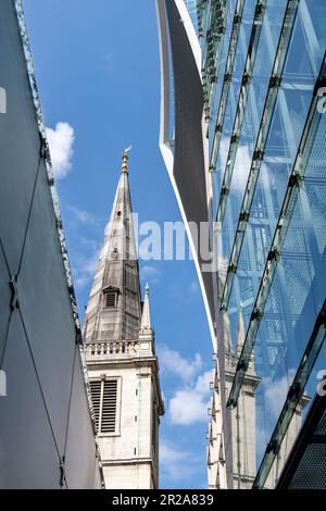 Londres, Angleterre-août 2022; vue à angle bas de la façade de verre et d'acier de gratte-ciel à Fenchurch Street surnommée The Walkie-Talkie Banque D'Images