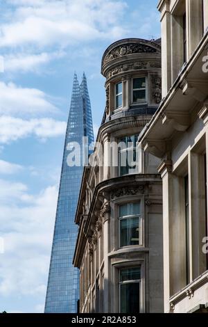 Londres, Angleterre-août 2022 ; vue à angle bas du gratte-ciel moderne le Shard conçu par l'architecte italien Renzo Piano Banque D'Images
