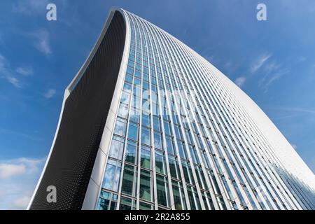 Londres, Angleterre-août 2022; vue à angle bas de la façade en verre et en acier du gratte-ciel de Fenchurch Street surnommée The Walkie-Talkie Banque D'Images