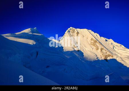 Ombres bleues sur Nevado Quitaraju (Cordillera Blanca - Perù) Banque D'Images