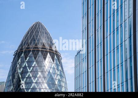 Londres, Angleterre-août 2022 ; vue sur le dessus de la tour de bureau en forme de balle de verre clair et foncé tourbillonnant, connu sous le nom de Gherkin sur le 30 St Mary Ax Banque D'Images
