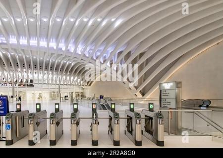 New York City, NY, USA-août 2022; vue rapprochée des tourniquets dans la station de métro de World Trade Center Oculus conçu par Calatrava Banque D'Images