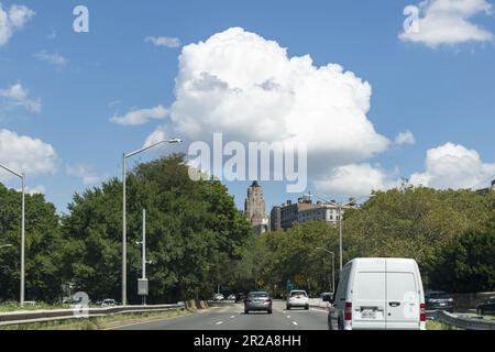 New York City, NY, USA-août 2022 ; les conducteurs ont une vue vers le nord sur Henry Hudson Parkway, près de Upper West Side à Manhattan Banque D'Images