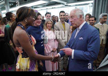 Le roi Charles III s'entretient avec le présentateur de télévision et l'exécutif, June Sarpong, lors d'un événement spécial organisé par le British Fashion Council (BFC) à 180 Studios, Londres. Date de la photo: Jeudi 18 mai 2023. Banque D'Images