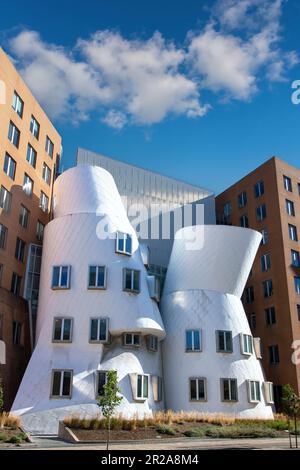 Boston, ma, USA-août 2022; vue verticale du Ray and Maria Stata Center ou du bâtiment 32 conçu par Frank Gehry Banque D'Images