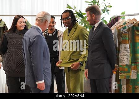 Le roi Charles III s'entretient avec David Beckham (à droite) et Foday Dumbuya (deuxième à droite), fondateur et directeur créatif de LABRUM London, lauréat du Queen Elizabeth II Design Award, lors d'un événement spécial organisé par le British Fashion Council (BFC) à 180 Studios, Londres. Date de la photo: Jeudi 18 mai 2023. Banque D'Images