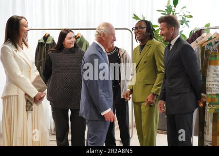 Le roi Charles III s'entretient avec David Beckham (à droite) et Foday Dumbuya (deuxième à droite), fondateur et directeur créatif de LABRUM London, lauréat du Queen Elizabeth II Design Award, lors d'un événement spécial organisé par le British Fashion Council (BFC) à 180 Studios, Londres. Date de la photo: Jeudi 18 mai 2023. Banque D'Images