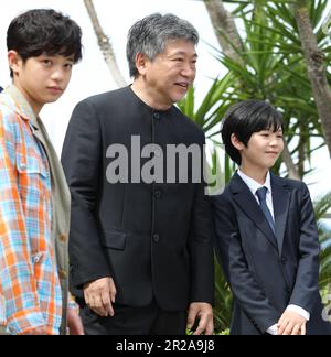 18 mai 2023, Cannes, Côte d'Azur, France : SOJA KUROKAWA, HIROKAZU KORE-EDA et HIIRAGI HINATA assistent à la photo de 'Kaibutsu' lors du Festival annuel de Cannes 76th au Palais des Festivals sur 18 mai 2023 à Cannes, France (Credit image: © Mickael Chavet/ZUMA Press Wire) USAGE ÉDITORIAL EXCLUSIF! Non destiné À un usage commercial ! Banque D'Images