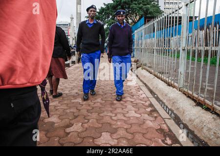 Nairobi, Kenya. 09th mai 2023. Les agents de la circulation au Kenya patrouillent dans les rues du quartier central des affaires de Nairobi (C. B. D). Les résidents de Nairobi marchent dans les rues à la recherche de pâturages plus verts au milieu du coût élevé de la vie et de l'agitation économique. (Photo de Donwilson Odhiambo/SOPA Images/Sipa USA) crédit: SIPA USA/Alay Live News Banque D'Images