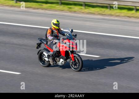 Ducati Multistrada 1200 moto voyageant rapidement sur l'autoroute M61, Royaume-Uni Banque D'Images