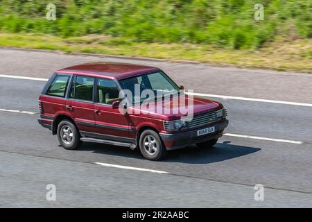 2000 Red Land Rover, Range Rover HSE 2498cc, 4,0L V8 automatique à 4WD 4 vitesses ; conduite sur l'autoroute M61, Royaume-Uni Banque D'Images