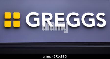 Panneau extérieur au-dessus de l'entrée d'une boulangerie Greggs dans le centre de Manchester, Royaume-Uni. Banque D'Images