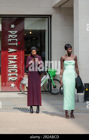 180 Studios, Londres, Royaume-Uni. 18th mai 2023. Les clients qui arrivent à un événement spécial organisé par le British Fashion Council (BFC) dans 180 Studios, où sa Majesté le Roi Charles a décerné le prix Queen Elizabeth II pour le design britannique. Photo par Amanda Rose/Alamy Live News Banque D'Images