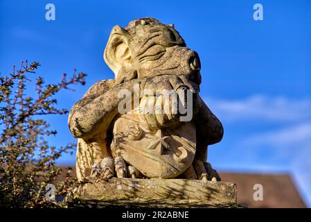 Figure animale mythique en pierre de bête à l'entrée d'une maison privée. Gardien de maison de gargouille. Banque D'Images