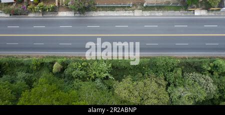 Autoroute à côté des maisons résidentielles au-dessus de la vue de dessus de drone Banque D'Images