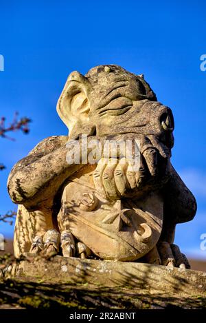 Figure animale mythique en pierre de bête à l'entrée d'une maison privée. Gardien de maison de gargouille Banque D'Images