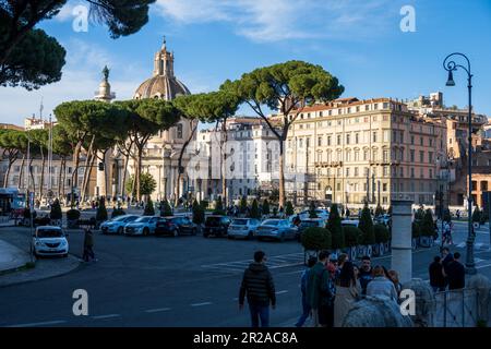 ROM, Italien, März 2023 Trajanssäule und Kirche Santissimo Nome di Maria al Foro Traiano an der Piazza Venezia Banque D'Images