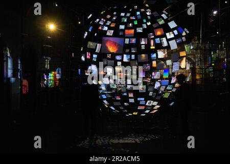 Londres, Royaume-Uni. 17th mai 2023. L'artiste américaine Sarah Sze a installé une nouvelle œuvre d'art dans l'ancienne salle d'attente de la gare de Peckham Rye, à Londres, qui est montée à bord depuis plus de 60 ans. Des images en constante évolution sont projetées sur des feuilles de papier disposées en demi-globe, tandis qu'une bande sonore composée de clics, de battements de cœur et de doux sons amniotiques favorise un état méditatif pour le spectateur. L'exposition est financée par Artangel et est ouverte au public le vendredi 19 juin, jusqu'au 17 septembre. Crédit : Rachel Royse/Alay Live News Banque D'Images