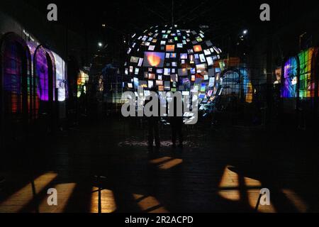 Londres, Royaume-Uni. 17th mai 2023. L'artiste américaine Sarah Sze a installé une nouvelle œuvre d'art dans l'ancienne salle d'attente de la gare de Peckham Rye, à Londres, qui est montée à bord depuis plus de 60 ans. Des images en constante évolution sont projetées sur des feuilles de papier disposées en demi-globe, tandis qu'une bande sonore composée de clics, de battements de cœur et de doux sons amniotiques favorise un état méditatif pour le spectateur. L'exposition est financée par Artangel et est ouverte au public le vendredi 19 juin, jusqu'au 17 septembre. Crédit : Rachel Royse/Alay Live News Banque D'Images