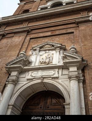 Portail décoré de marbre et de stuc blanc de la façade de la basilique de la Beata Vergine della Ghiara. Reggio Emilia, Emilie Romagne, Italie Banque D'Images