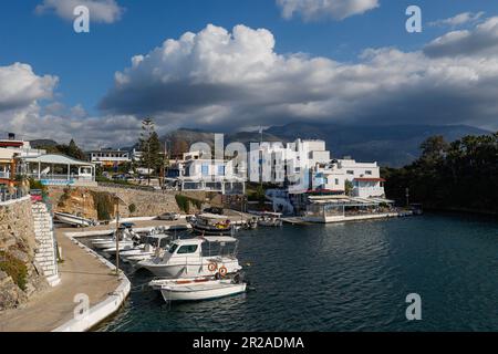 Bateaux amarrés dans le port avec des restaurants en bord de mer en arrière-plan, Sisi, Crète, Grèce, Europe. Crète, Grèce Banque D'Images