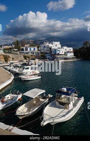 Bateaux amarrés dans le port avec des restaurants en bord de mer en arrière-plan, Sisi, Crète, Grèce, Europe. Crète, Grèce Banque D'Images