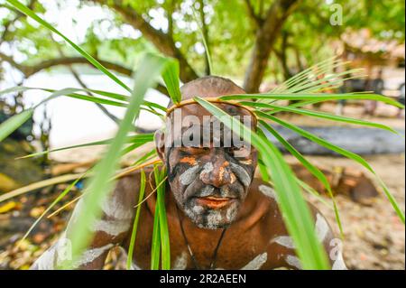 Dans les îles Salomon, il y a des accueils guerriers traditionnels qui sont exécutés pour accueillir et honorer des invités importants ou pour marquer des événements importants. Ces accueils guerriers impliquent souvent des démonstrations spectaculaires de compétences guerriers traditionnelles et de pratiques culturelles. Ils comprennent la danse de guerre, les vêtements traditionnels, les armes, comme les lances, les arcs et les flèches, boucliers, ou haches cérémonielles; chants et gestes symboliques. Banque D'Images